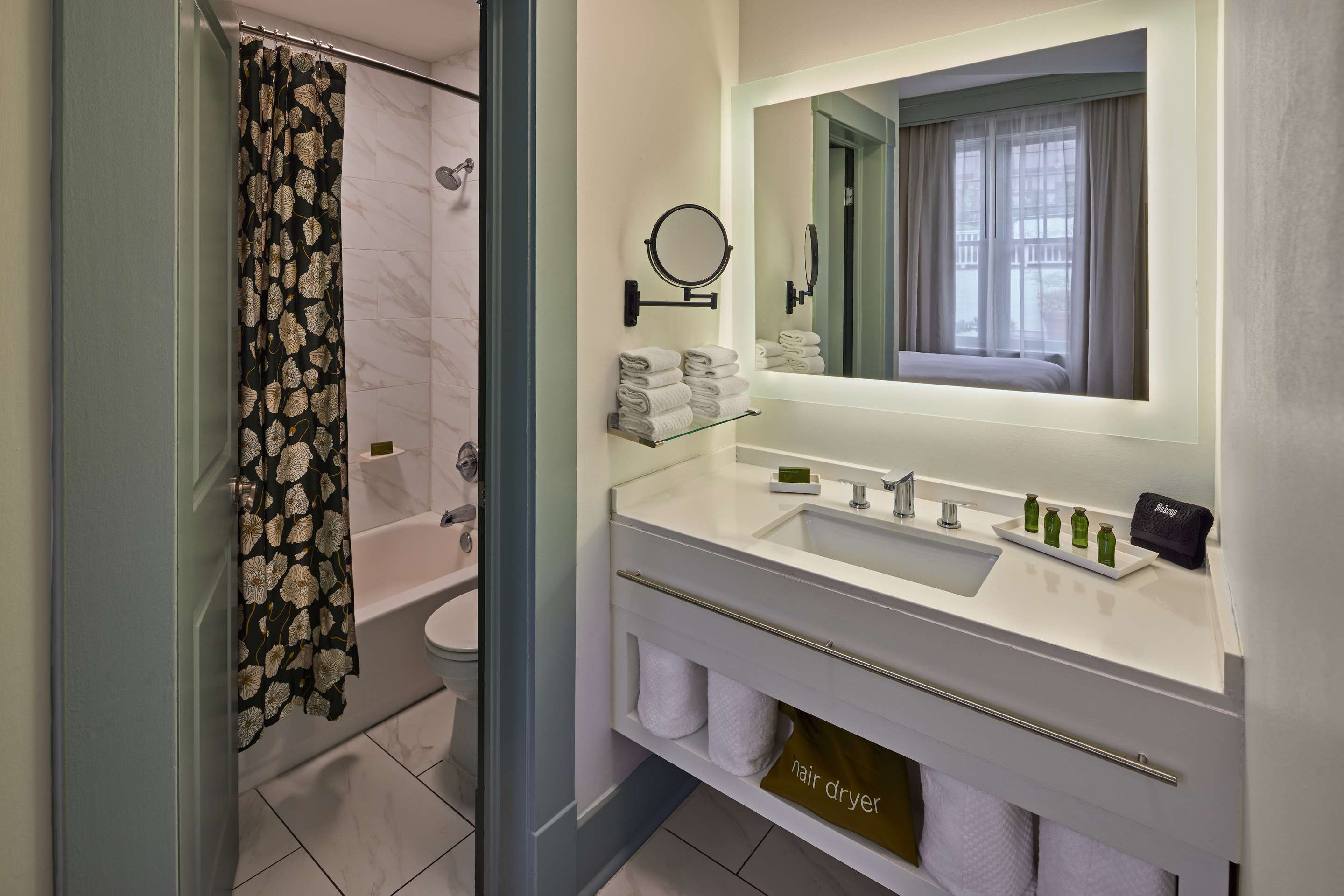 Guest room bath