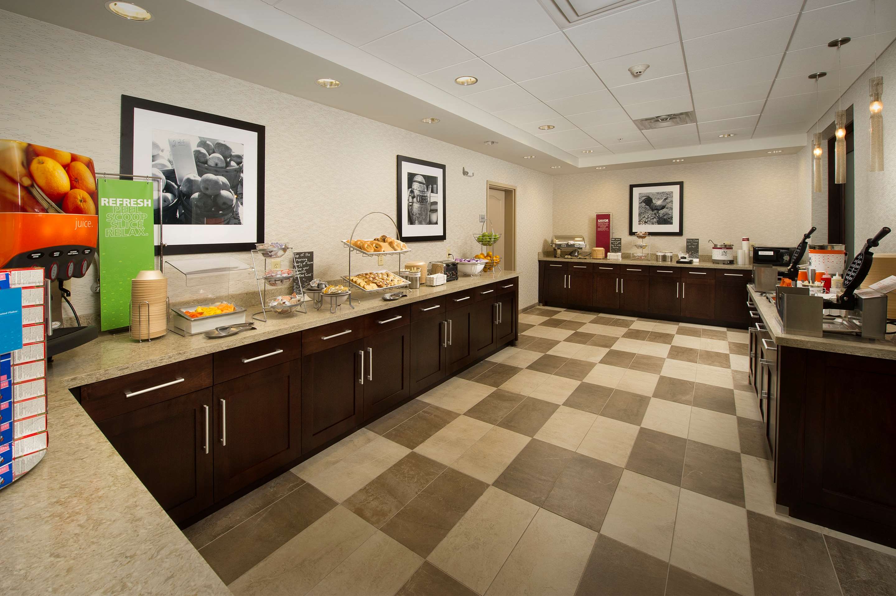 Breakfast Area | Hampton Inn & Suites Syracuse/Carrier Circle