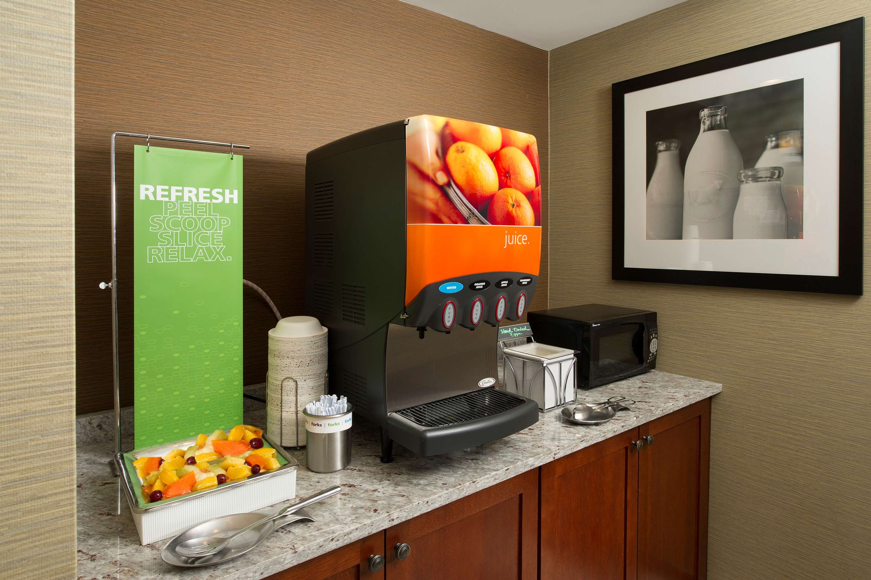 Breakfast Area | Hampton Inn & Suites Syracuse/Carrier Circle