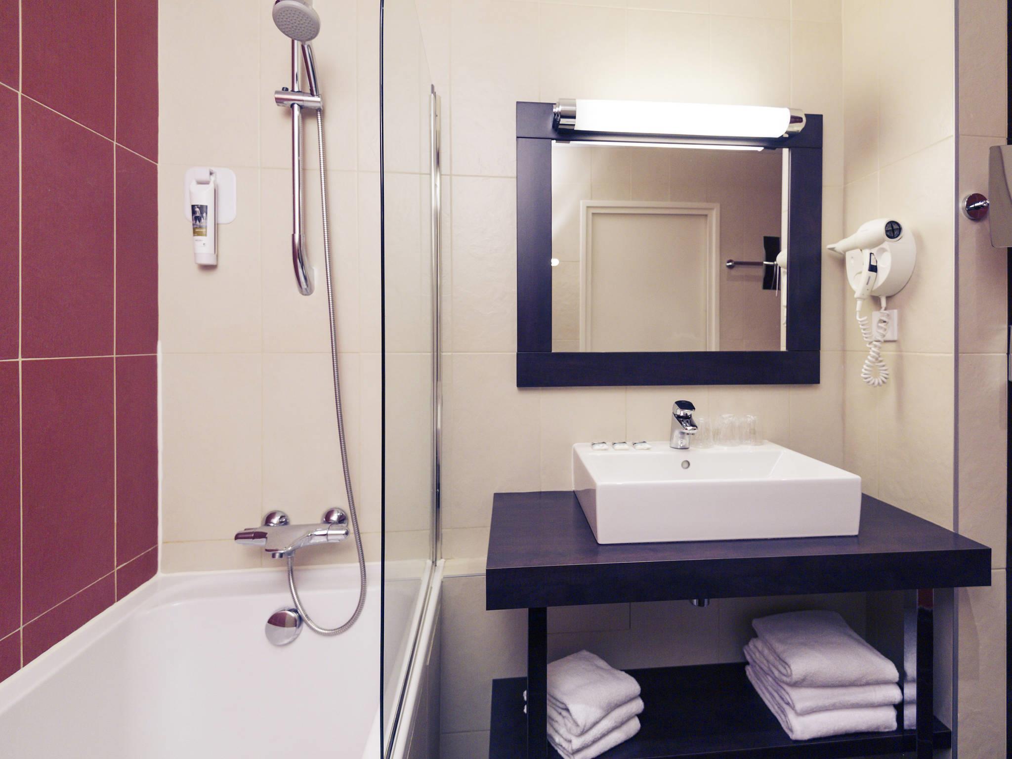 Mercure Maurepas Saint Quentin Room Type - Standard Room with one large bed