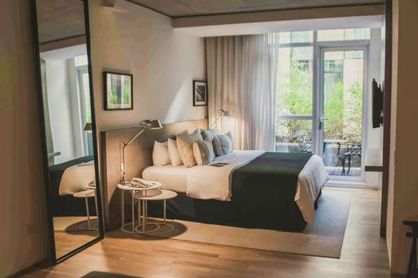 JUNIOR SUITE 1 QUEEN BED