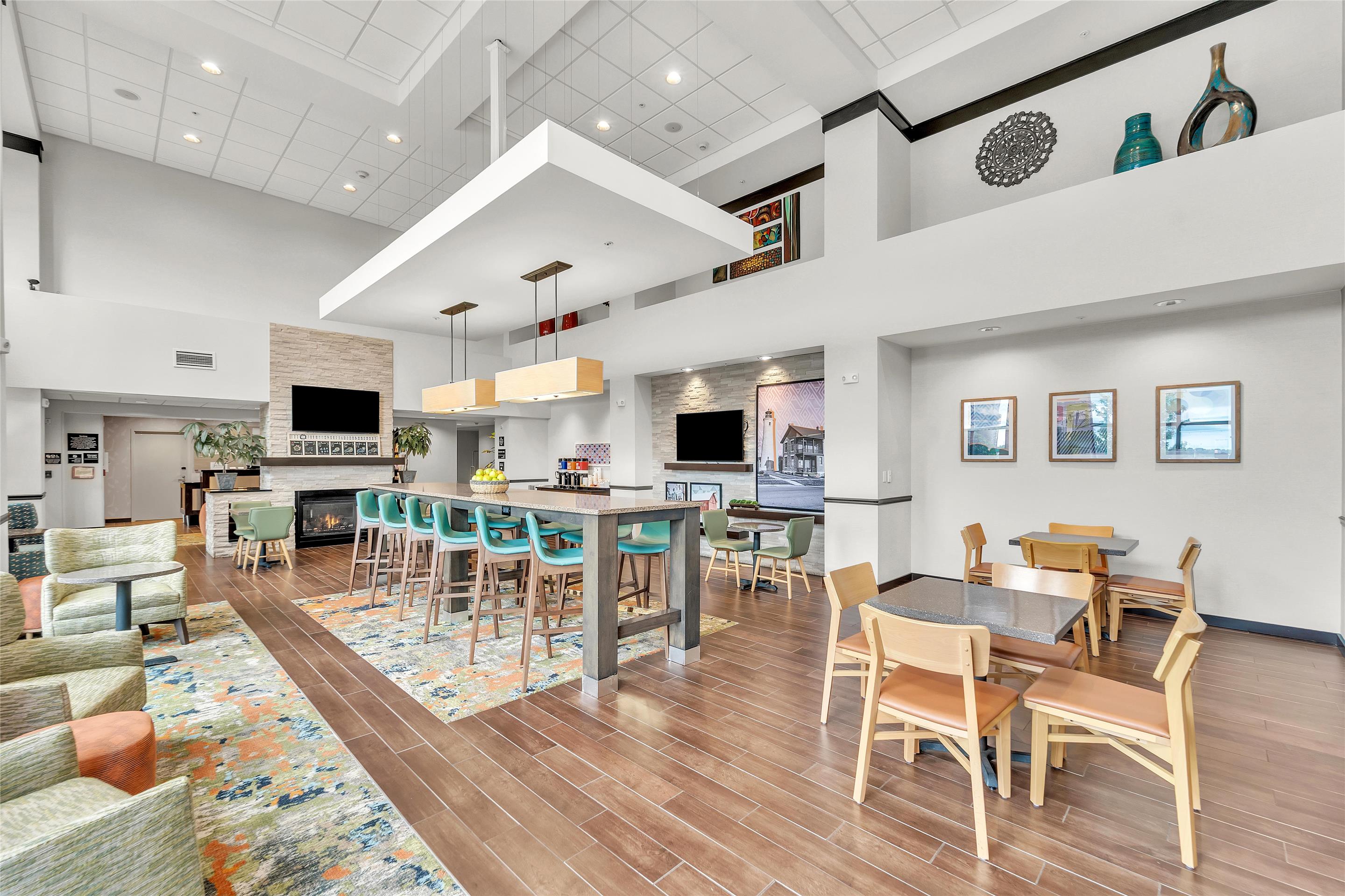 Breakfast Area | Hampton Inn & Suites Kenosha