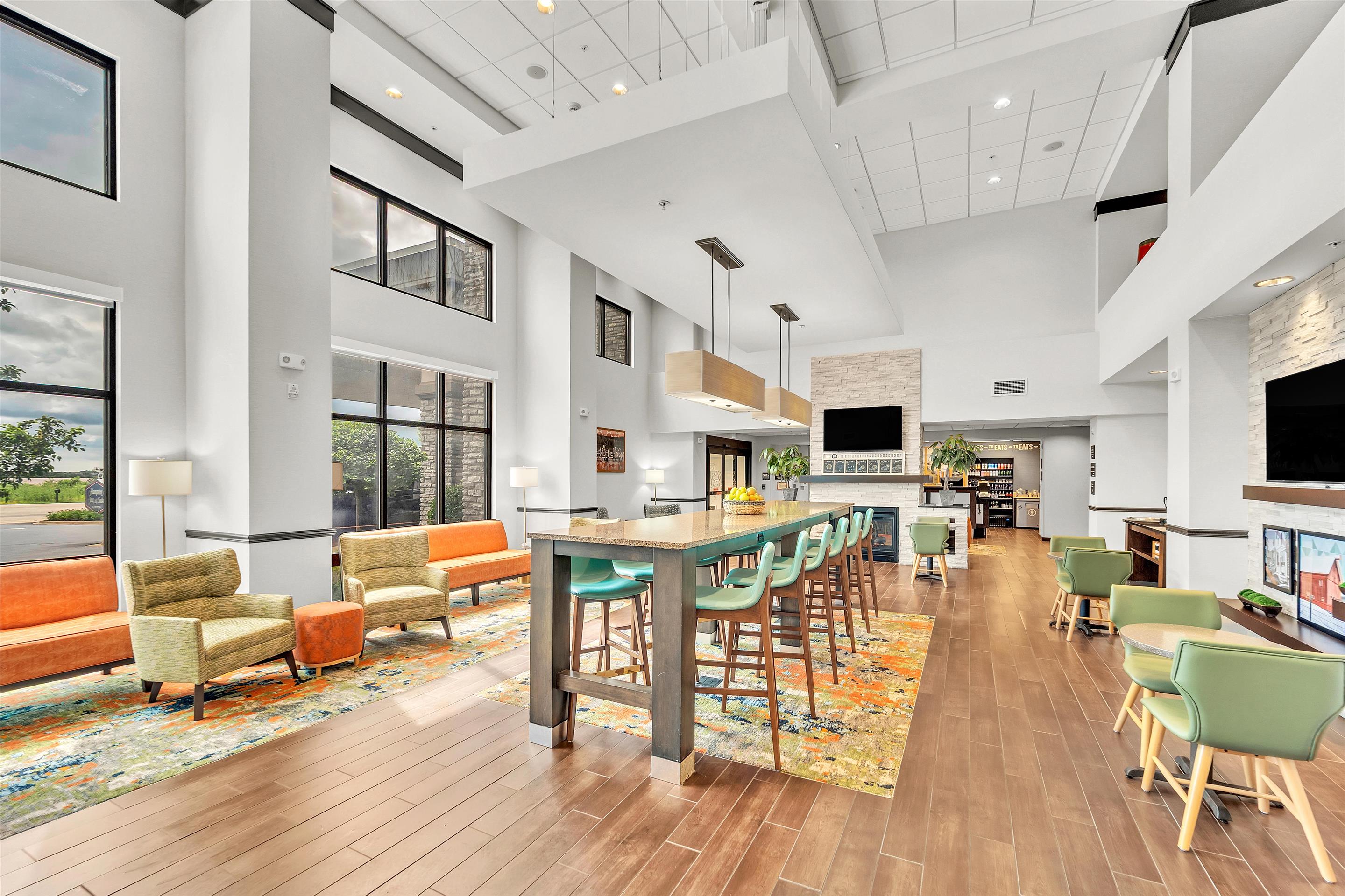 Breakfast Area | Hampton Inn & Suites Kenosha