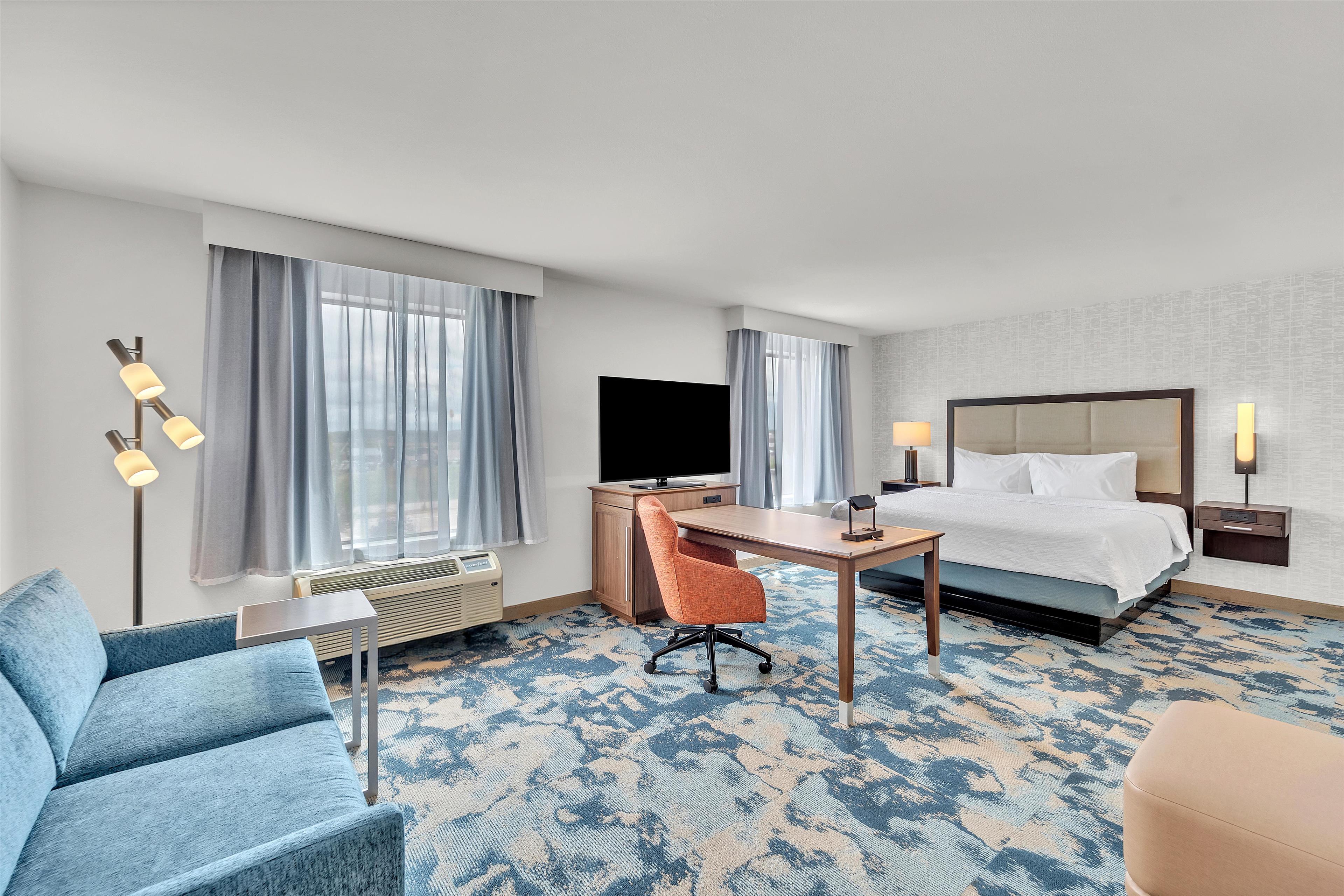 Hampton Inn & Suites by Hilton Kenosha Room Type - 1KN STDO MIC FRIDG WTBR NS