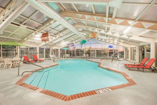 Pool - Baymont Inn & Suites Litchfield