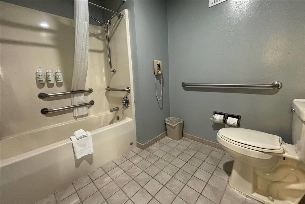 BAYMONT BY WYNDHAM, LITCHFIELD-guestroom-Guest Room,Bathroom,On-Site.jpg