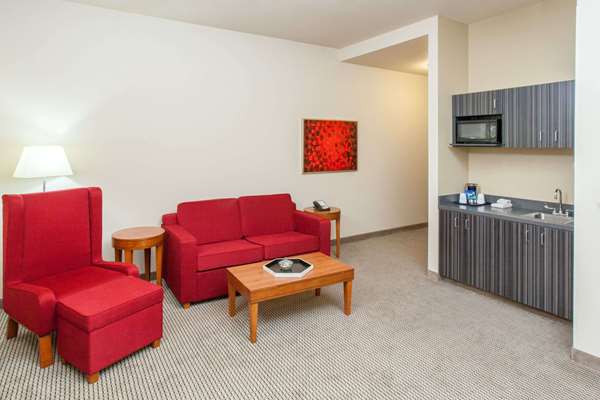 Suite - Baymont Inn & Suites Grand Forks - I-29, Exit 140