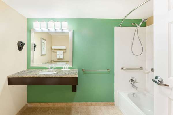  - Baymont Inn & Suites Midland - I-20, Exit 138