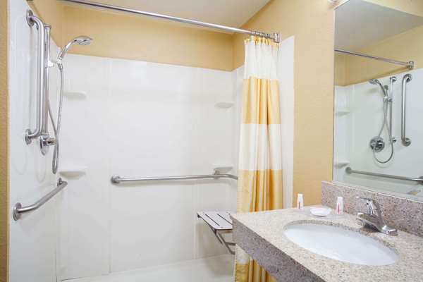  - Baymont Inn & Suites Madison Heights - I-75, Exit 65