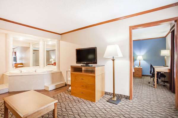  - Baymont Inn & Suites Madison Heights - I-75, Exit 65