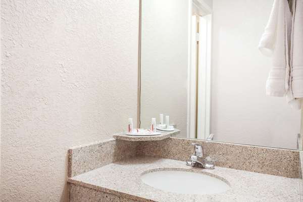  - Baymont Inn & Suites Madison Heights - I-75, Exit 65