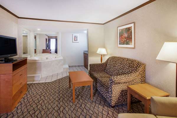 Suite - Baymont Inn & Suites Canton - I-275, Exit 25