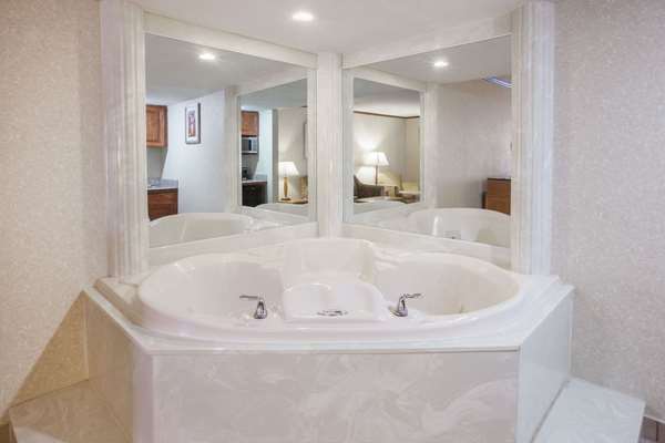 Suite - Baymont Inn & Suites Canton - I-275, Exit 25