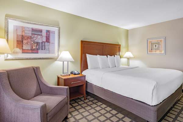  - Baymont Inn & Suites Gurnee - I-94, Exit 8