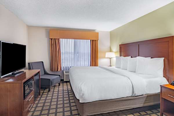  - Baymont Inn & Suites Gurnee - I-94, Exit 8