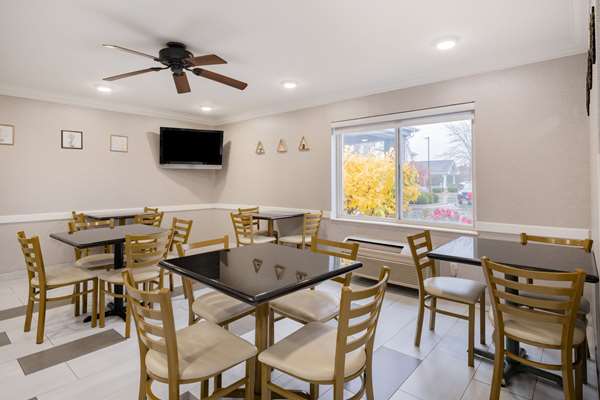  - Baymont Inn & Suites Gurnee - I-94, Exit 8