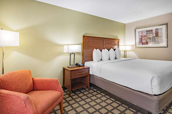  - Baymont Inn & Suites Gurnee - I-94, Exit 8