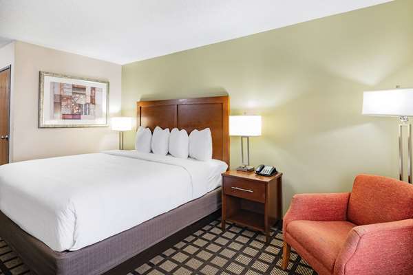  - Baymont Inn & Suites Gurnee - I-94, Exit 8