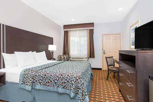  - Days Inn & Suites Madisonville - I-45, Exit 142