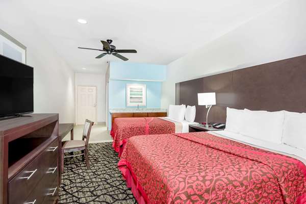 Suite - Days Inn & Suites Madisonville - I-45, Exit 142