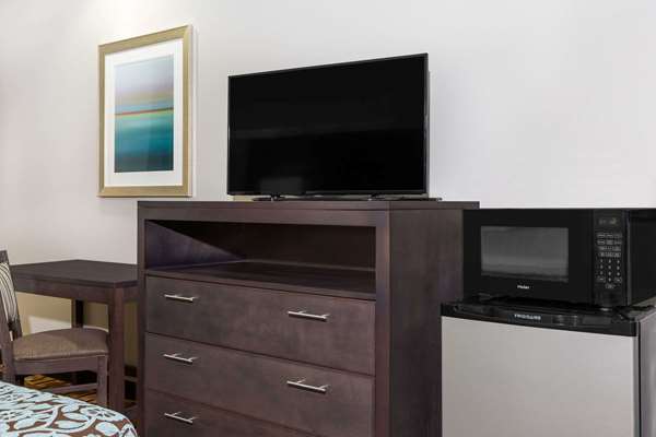  - Days Inn & Suites Madisonville - I-45, Exit 142