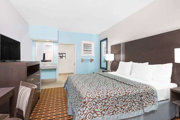  - Days Inn & Suites Madisonville - I-45, Exit 142