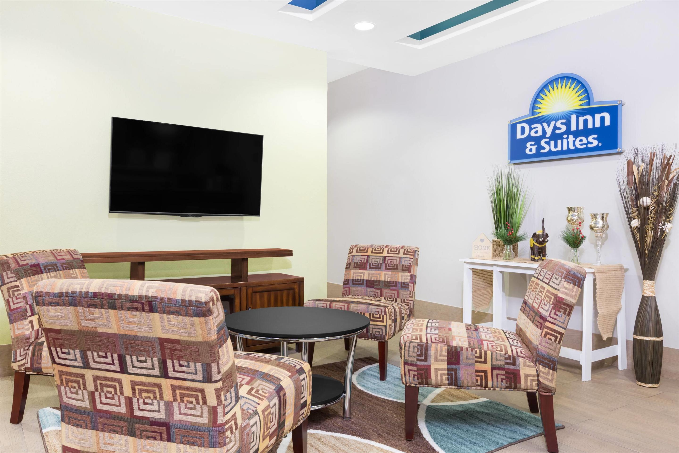 Lobby | Days Inn & Suites by Wyndham Madisonville