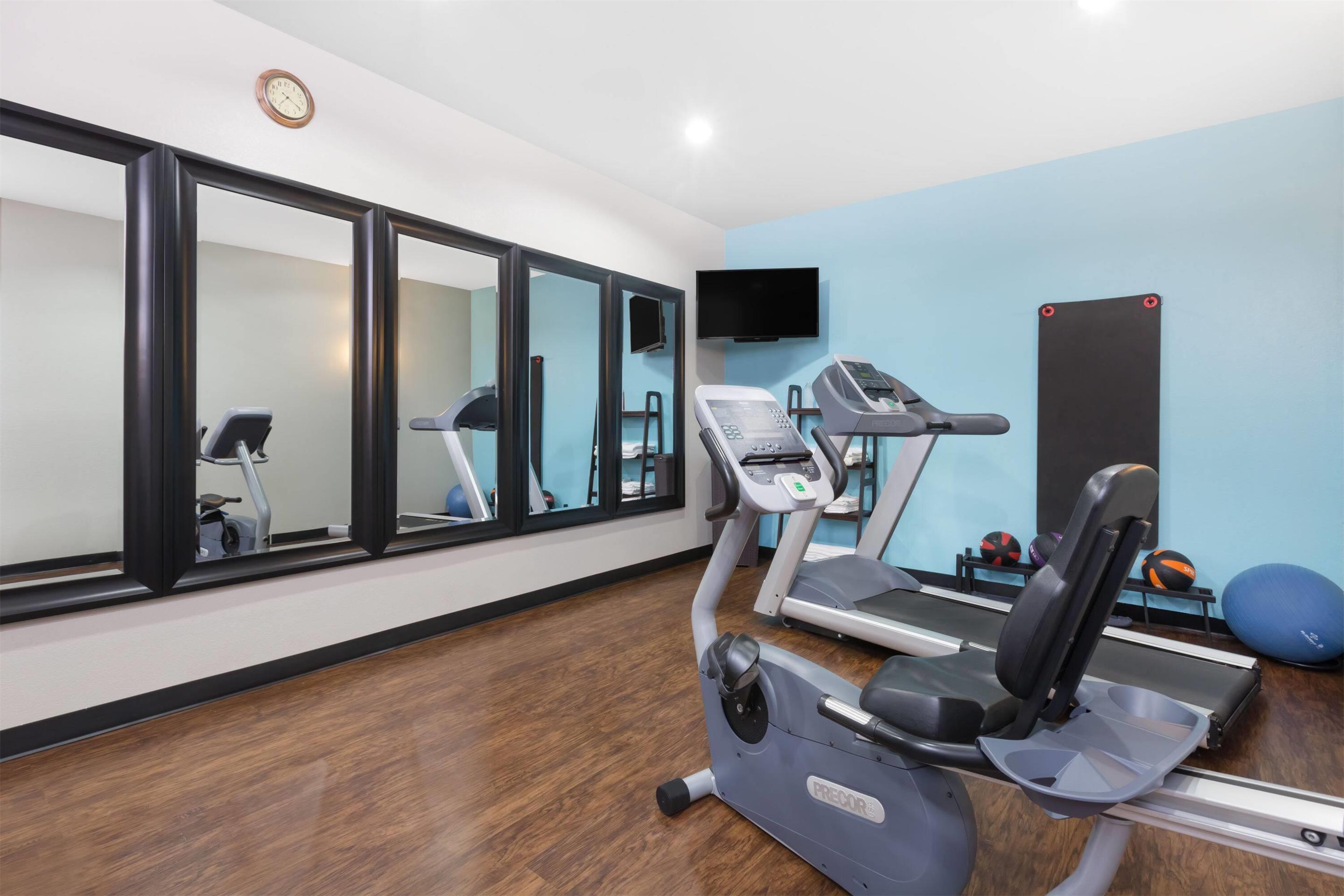 Health club fitness center gym | Days Inn & Suites by Wyndham Madisonville