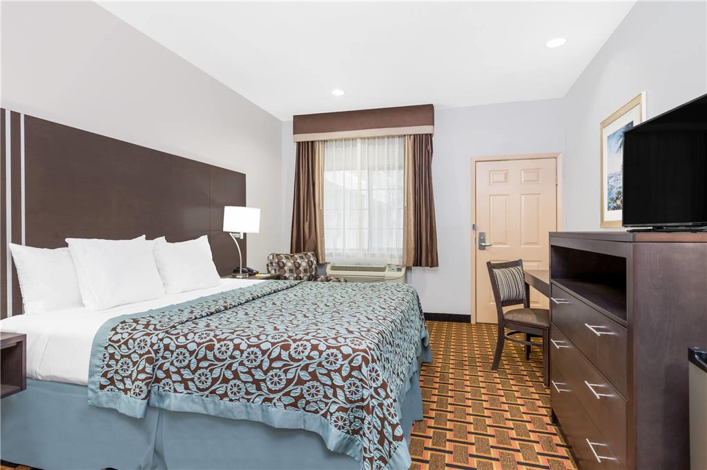DAYS INN & SUITES BY WYNDHAM MADISO-guestroom-Guest Room,On-Site.jpg