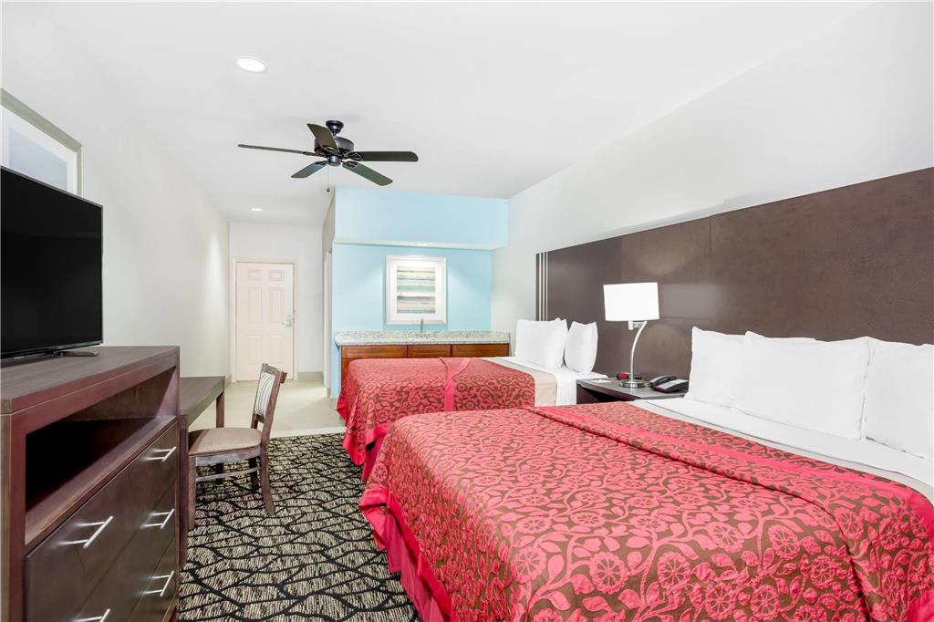 DAYS INN & SUITES BY WYNDHAM MADISO-guestroom-Guest Room,Suite,On-Site.jpg
