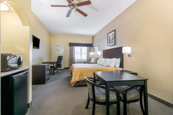 Suite - Days Inn East Baytown - I-10, Exit 797 & 798