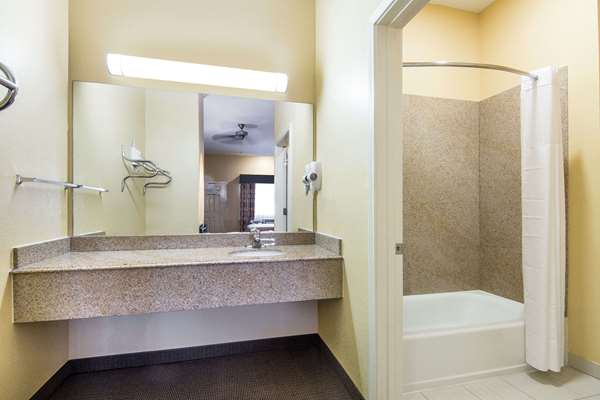  - Days Inn East Baytown - I-10, Exit 797 & 798