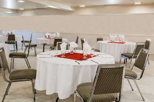 Restaurant - Super 8 Motel Kirkland Lake