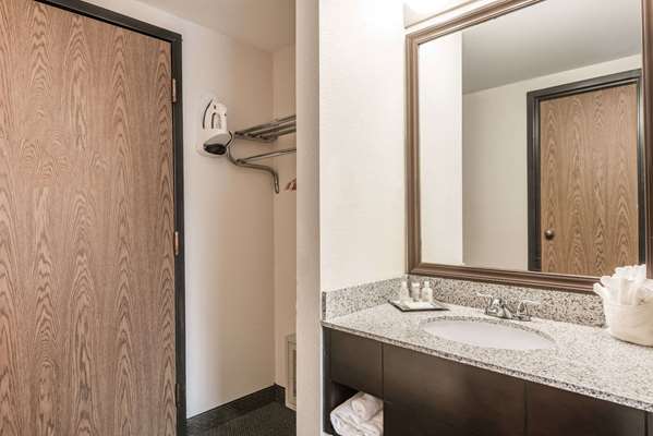  - Wyndham Garden Hotel Busch Gardens Williamsburg - I-64, Exit 242B