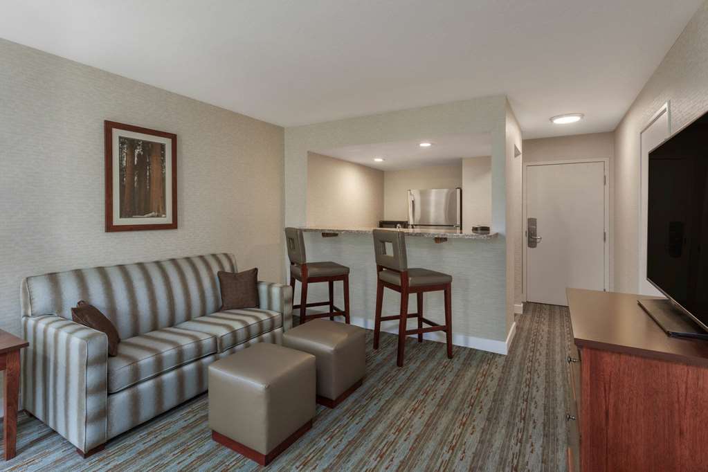WYNDHAM VISALIA-guestroom-Guest Room,Suite,On-Site.jpg