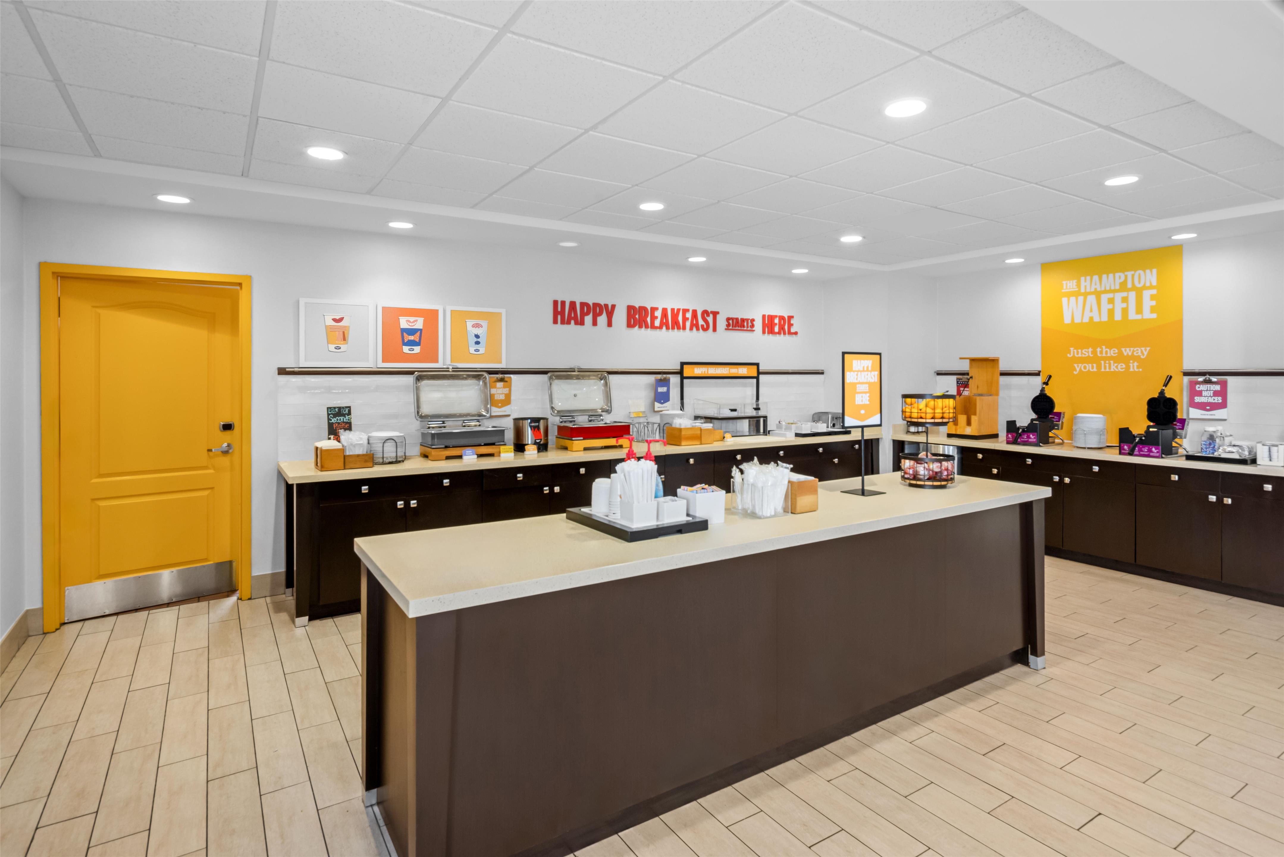 Breakfast Area | Hampton Inn & Suites New Albany Columbus