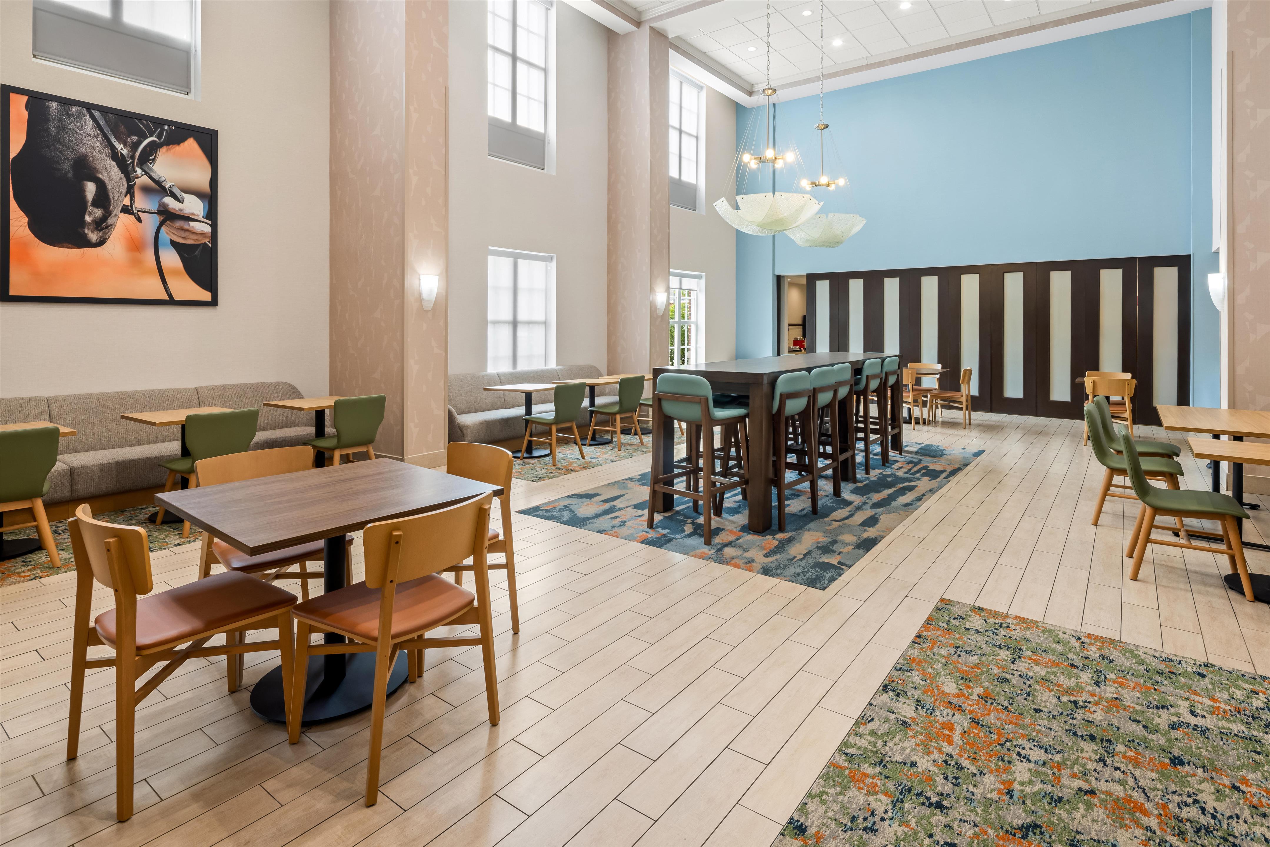 Breakfast Area | Hampton Inn & Suites New Albany Columbus