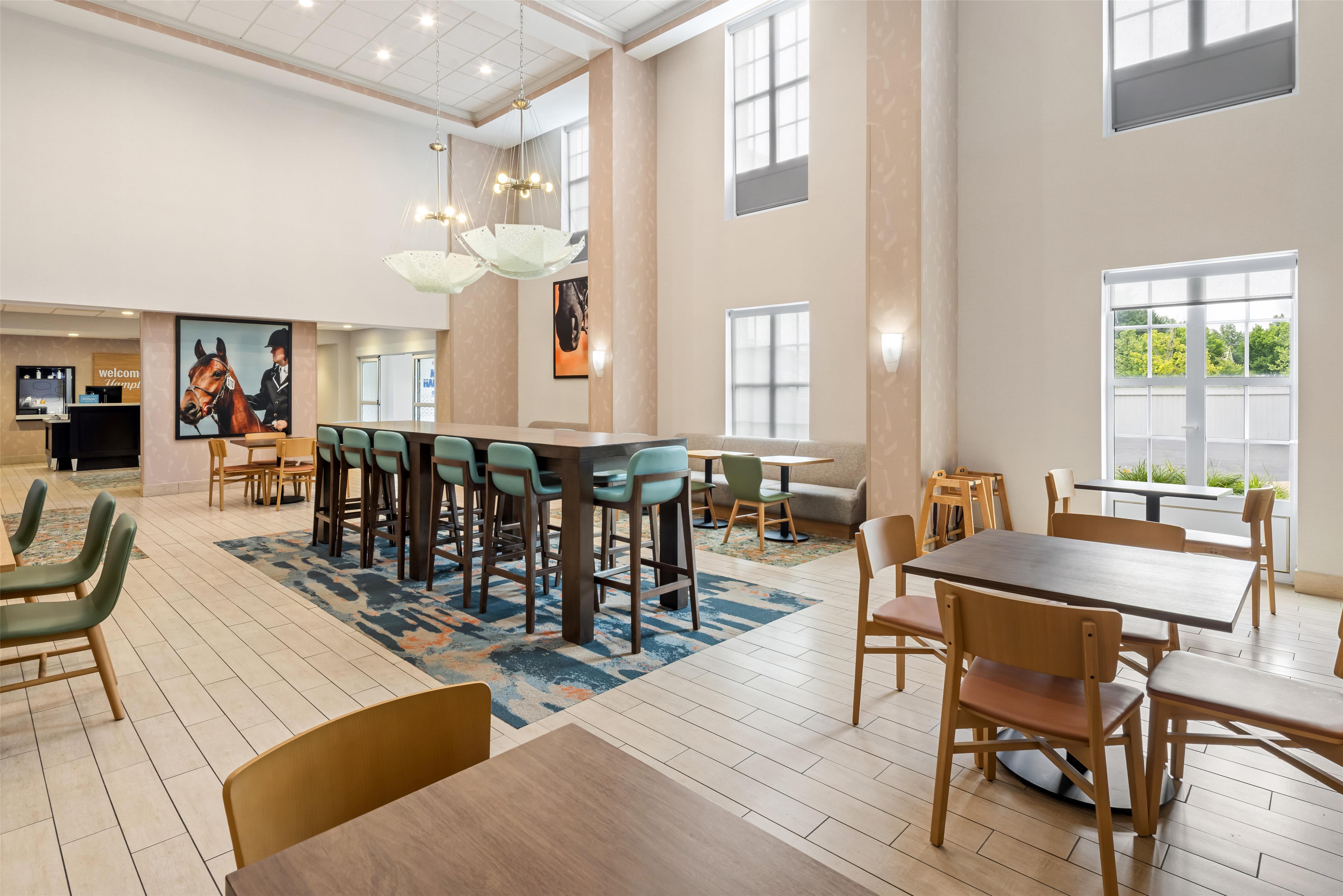 Breakfast Area | Hampton Inn & Suites New Albany Columbus