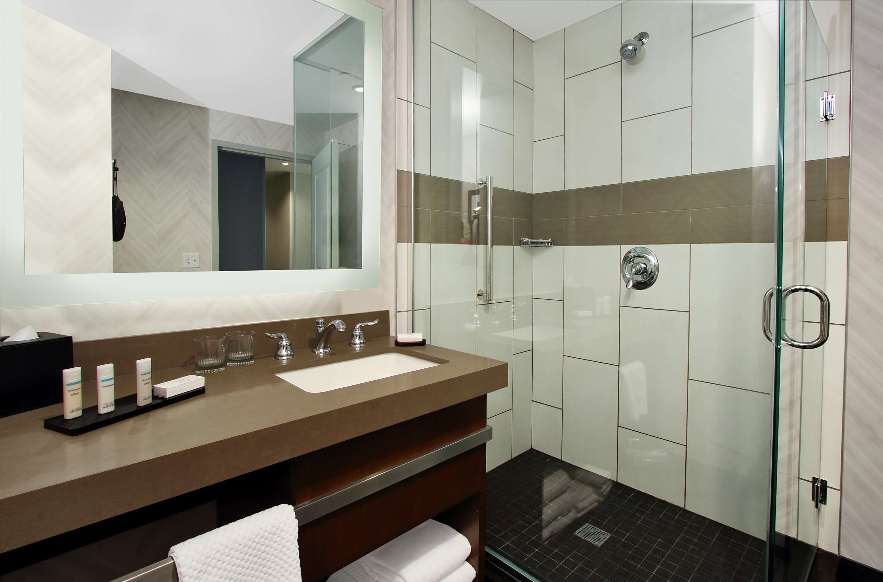 Guest room bath