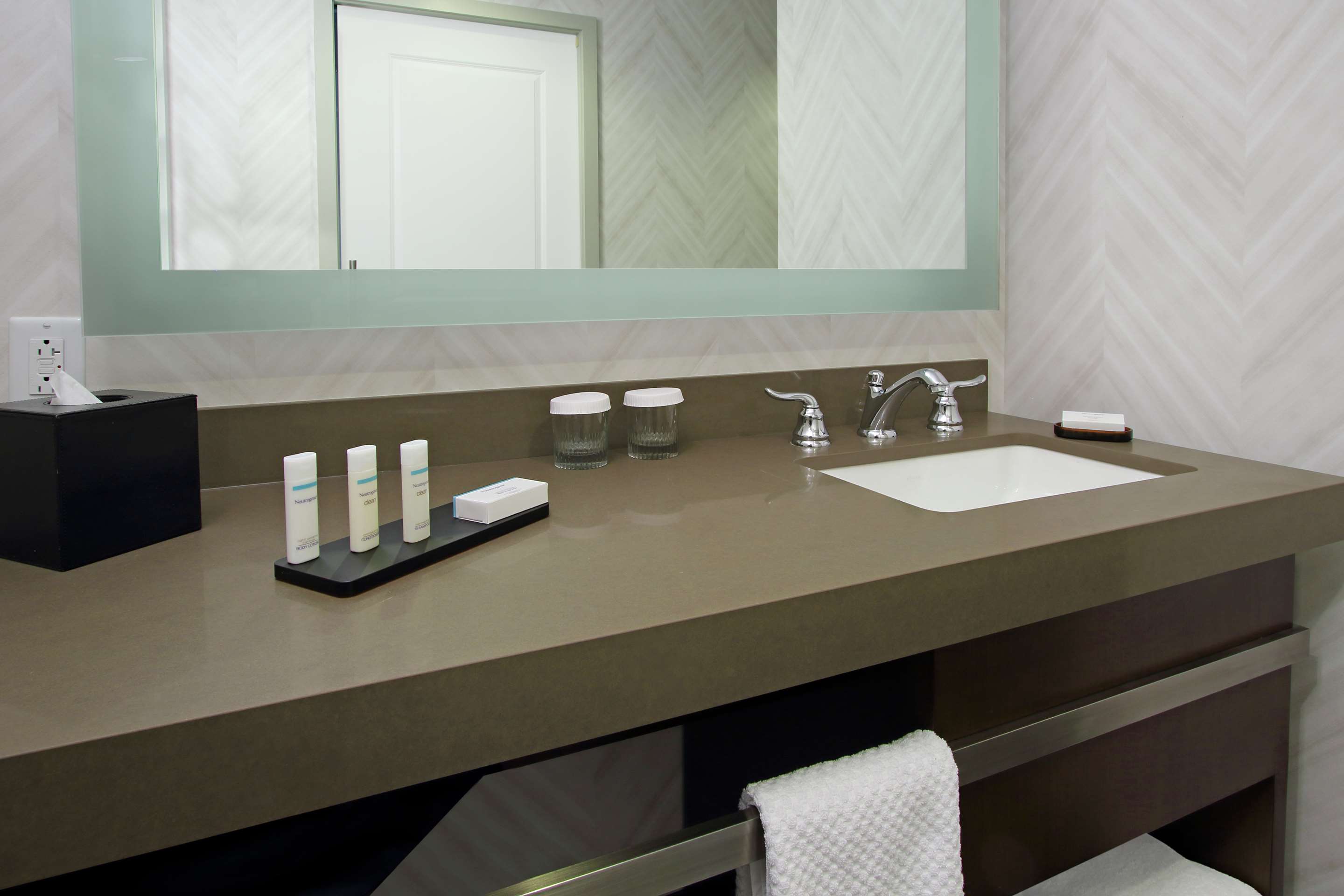 Guest room bath