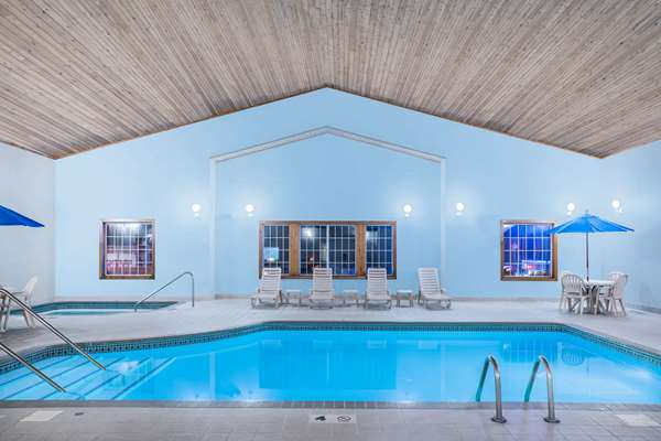 Pool - Baymont Inn & Suites Albany - I-94, Exit 147