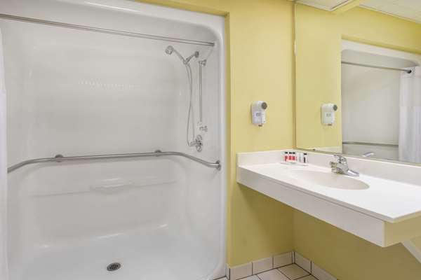  - Baymont Inn & Suites Fayetteville - I-49, Exit 62