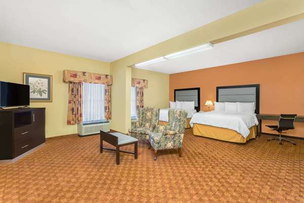 Suite - Baymont Inn & Suites Fayetteville - I-49, Exit 62