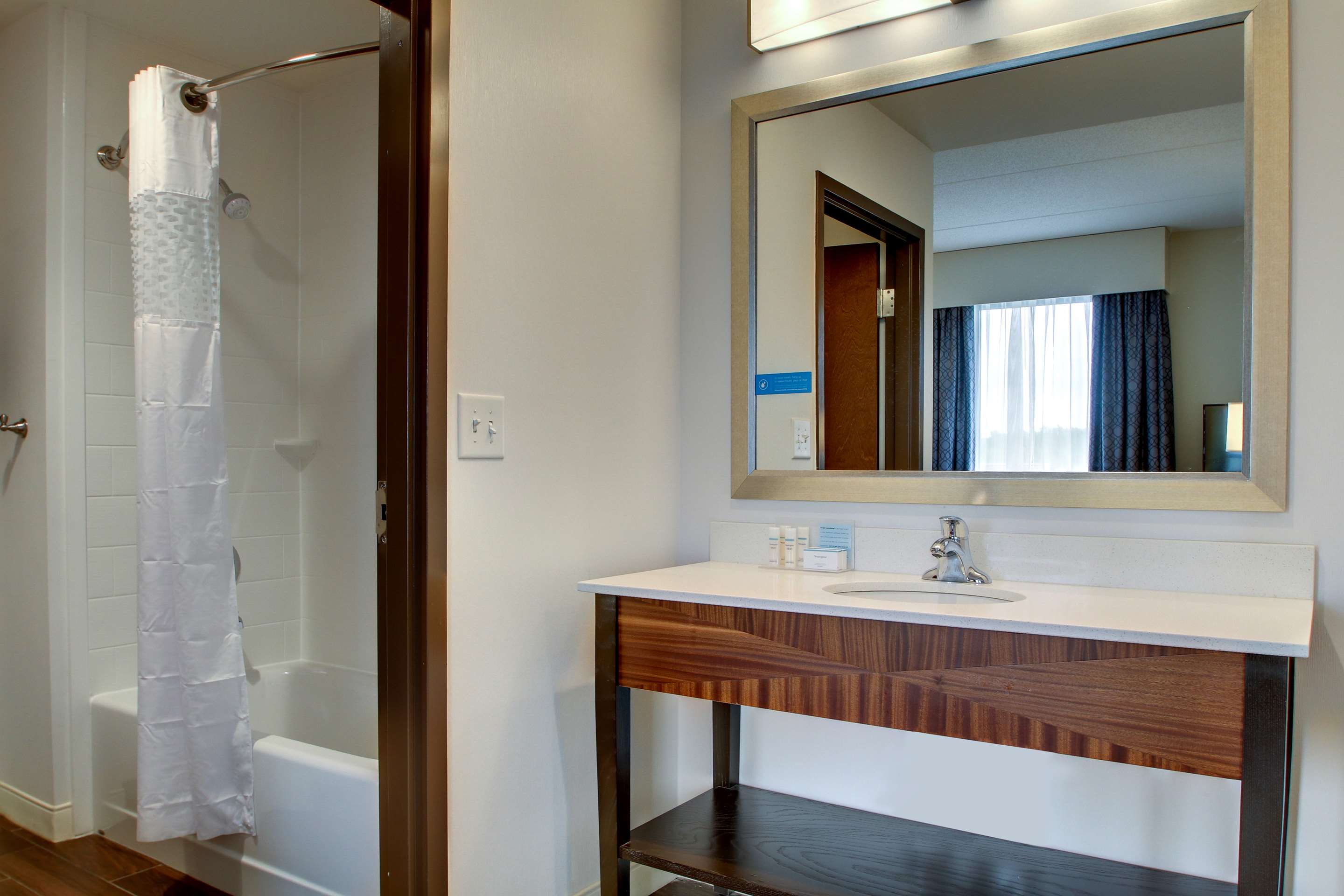 Guest room bath