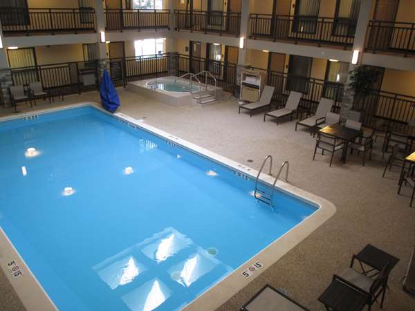 Pool - Best Western Harvest Inn & Suites Grand Forks