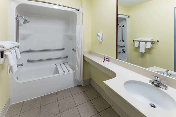  - Days Inn & Suites Union City - I-85, Exit 64