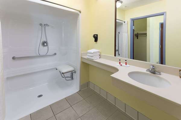  - Days Inn & Suites Union City - I-85, Exit 64