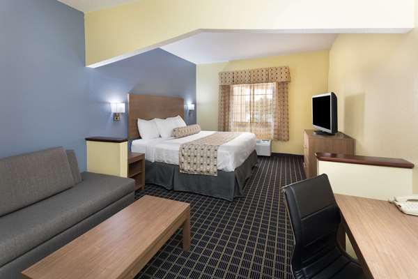  - Days Inn & Suites Union City - I-85, Exit 64