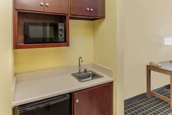  - Days Inn & Suites Union City - I-85, Exit 64