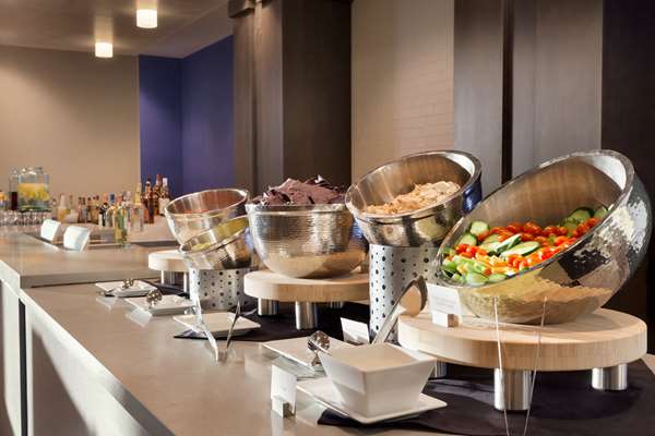 Restaurant - Embassy Suites Olathe